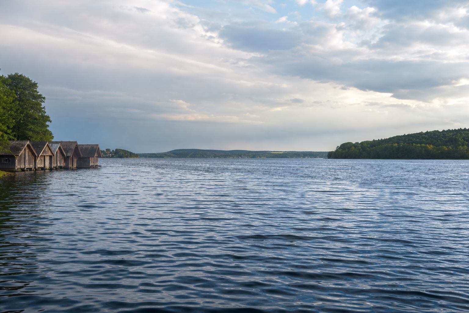 Weite Müritz mit silberner Wasserfläche und fernem Waldhorizont